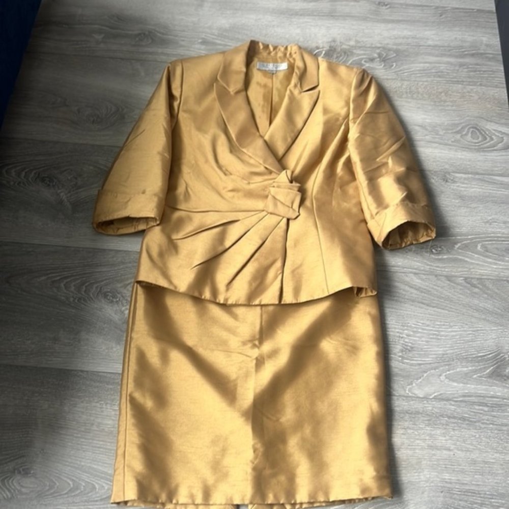 Tahari studio two piece suit